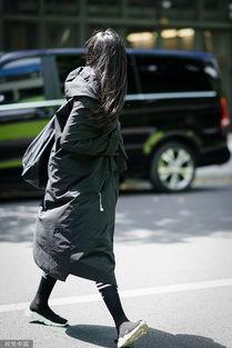 国产羽绒服试水视频播放,保暖时尚两不误